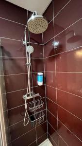 y baño con ducha de azulejos rojos. en Charming apartment in Lisbon, en Lisboa