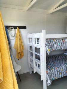 Двухъярусная кровать или двухъярусные кровати в номере Townsend Backpackers