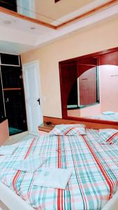 a large bed in a room with a mirror at Lips Motel (Adult Only) in Rio de Janeiro