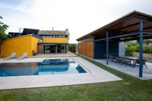 Πισίνα στο ή κοντά στο Masia Cal Sisplau, con piscina y rodeada de viñedos a 10 minutos de Vilafranca del Penedés, Barcelona ,Cataluña