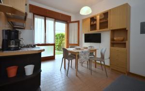 una cucina con tavolo e sedie in una stanza di Villa Rosanna a Lignano Sabbiadoro