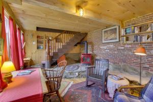 Gallery image of Cozy 1930s-style Waterfront Maine Cabin with Dock! in Bath