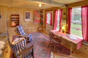 Gallery image of Cozy 1930s-style Waterfront Maine Cabin with Dock! in Bath
