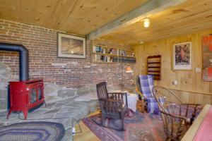 Gallery image of Cozy 1930s-style Waterfront Maine Cabin with Dock! in Bath