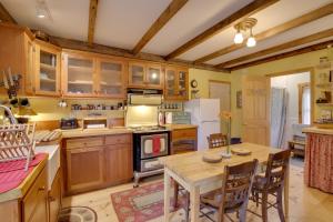 Gallery image of Cozy 1930s-style Waterfront Maine Cabin with Dock! in Bath +22 photos