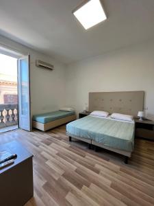 1 dormitorio con 2 camas, mesa y ventana en 38 Aira Hotels, en Palermo