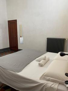 フィレンツェにあるda I' Gini GuestHouseの白いベッド(タオル2枚付)