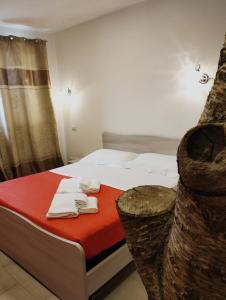 een hotelkamer met een bed met handdoeken erop bij Residence Palomba in Matera