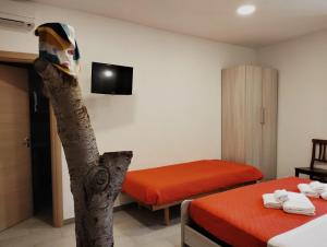 een hotelkamer met 2 bedden en een boom bij Residence Palomba in Matera