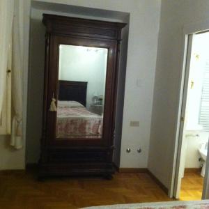 - une chambre avec un grand miroir dans l'établissement B&B La Fontanina, à Sienne