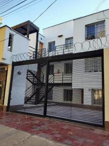 een grote metalen garagedeur met een balkon bij DEPARTAMENTO RENATO in Godoy Cruz