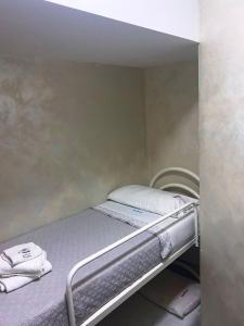 ナポリにあるB&B ナポリ 2のタオルが備わる小さな部屋の二段ベッド1台分です。