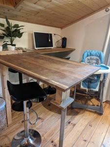 un tavolo in legno in una stanza con due sedie di Gîte zen dans les bois a Blésignac