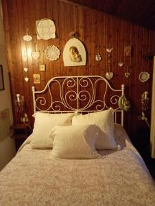 a bedroom with a large bed with a wooden wall at Casa Polè in Bagnolo San Vito