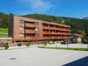 budynek z parkingiem przed nim w obiekcie Aktivhotel Tuxerhof w mieście Zell am Ziller