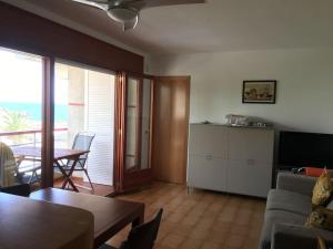 een woonkamer met een bank en een tafel bij Apartament amb vistes in Platja  d'Aro
