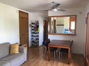een woonkamer met een tafel en een bank bij Apartament amb vistes in Platja  d'Aro