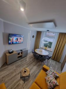 ein Wohnzimmer mit einem Sofa und einem Tisch in der Unterkunft Apartament Lux Lemon in Jelenia Góra