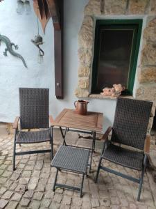 two chairs and a table and a table and chairs at Mitten in der Natur, ganz nah bei Dresden. in Bannewitz