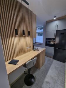 uma cozinha com uma secretária de madeira e um frigorífico em Apartament Lux Lemon em Jelenia Góra