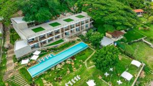 an overhead view of a building with a swimming pool at Cardedeu Hotel Lago de Coatepeque in El Congo