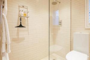 布萊頓霍夫的住宿－BRIGHTON BEACH APARTMENT Parking Free On-site，浴室设有玻璃淋浴间和卫生间