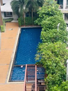 Výhled na bazén z ubytování กัลปพฤกษ์แกรนคอนโด nebo okolí