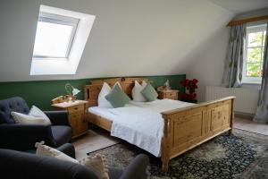 una camera con un grande letto e due sedie di Gasthof Leibenfelderstub'n a Deutschlandsberg