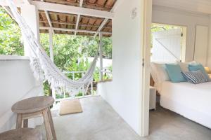 1 dormitorio con cama y ventana en Pousada Villa Serena, en Caraíva