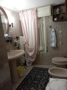 a bathroom with a toilet and a sink and a shower at Casa Polè in Bagnolo San Vito