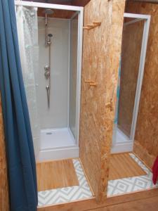 a shower with two windows in a bathroom at Sous les Toiles de PauTiLou in Molles