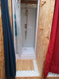 La salle de bains est pourvue d'une douche avec rideau de douche. dans l'établissement Sous les Toiles de PauTiLou, à Molles