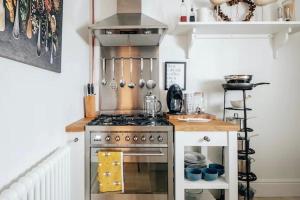 a kitchen with a stove and a counter top at BRIGHTON BEACH APARTMENT Parking Free On-site in Brighton & Hove