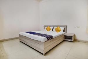 Cama o camas de una habitación en SPOT ON 81226 Utkarsh Homestay