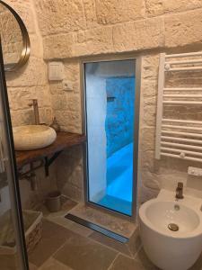 bagno con doccia, lavandino e servizi igienici di Suite Le Mele a Ostuni