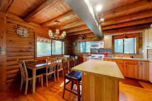 Φωτογραφία από το άλμπουμ του Woodland Chalet σε New Meadows