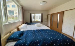 Experience relaxation in Otaru's bungalow客房内的一张或多张床位