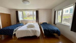 Experience relaxation in Otaru's bungalow客房内的一张或多张床位