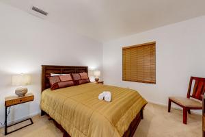 Un pat sau paturi într-o cameră la Palm Bay Cove
