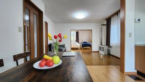 Experience relaxation in Otaru's bungalow的休息区