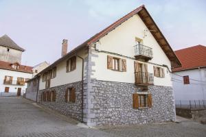 Edificio blanco con ventanas y balcón en Casa rural Txikirrin II - Selva de Irati, en Villanueva de Aézcoa