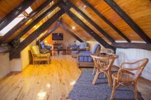 sala de estar con suelo de madera y techo de madera en Casa rural Txikirrin II - Selva de Irati, en Villanueva de Aézcoa