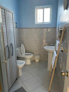 a bathroom with two toilets and a sink at Tamarindo Casino Mari in La Laguna