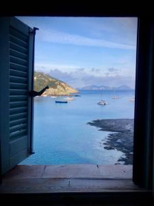 蓬扎的住宿－Maridea - La Caletta - Luxury Villa，享有海湾美景的窗户,在水中设有船只