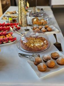 una mesa cubierta con un buffet de comida y repostería en KAAN Hotel, en Vlorë