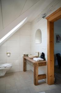 ein Bad mit einem Waschbecken und einem WC in der Unterkunft Gasthof Leibenfelderstub'n in Deutschlandsberg
