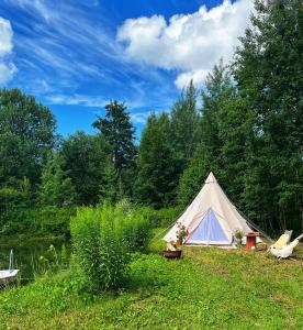 a white tent in the middle of a field at Tipi telk Jantsu talus 