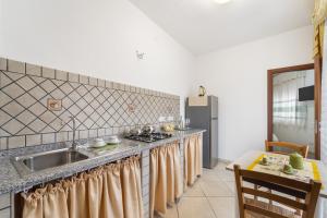 eine Küche mit einer Spüle und einer Arbeitsplatte in der Unterkunft Casa Liori 2 - Dolianova in Dolianova