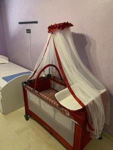 Cette chambre comprend un petit lit à baldaquin. dans l'établissement Appartement cosy, terrasse , gueliz,, à Marrakech