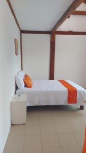Un pat sau paturi într-o cameră la Casa Playa San Jacinto Manabi